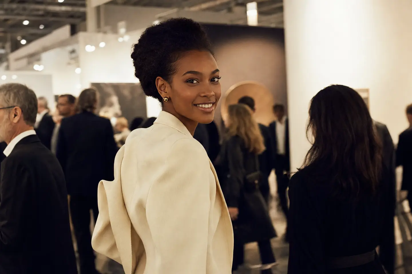 Model companion at an art fair in the afternoon